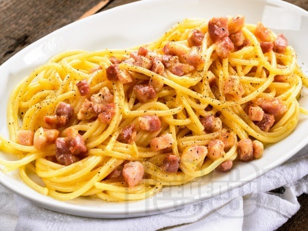 Спагети с бял сметанов сос, бекон и жълтъци - снимка на рецептата